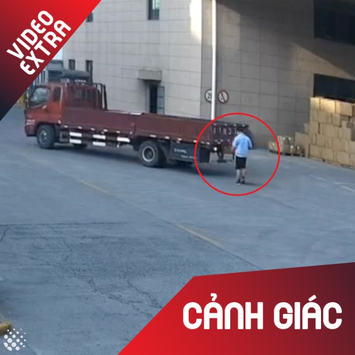 'Dan mat' vao dien thoai, bi xe tai dang lui dam trung o Trung Quoc hinh anh