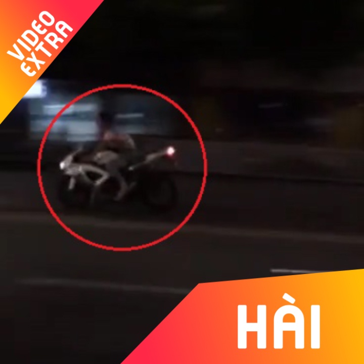 Boc dau xe tren pho, thanh nien Trung Quoc dam thang vao oto hinh anh