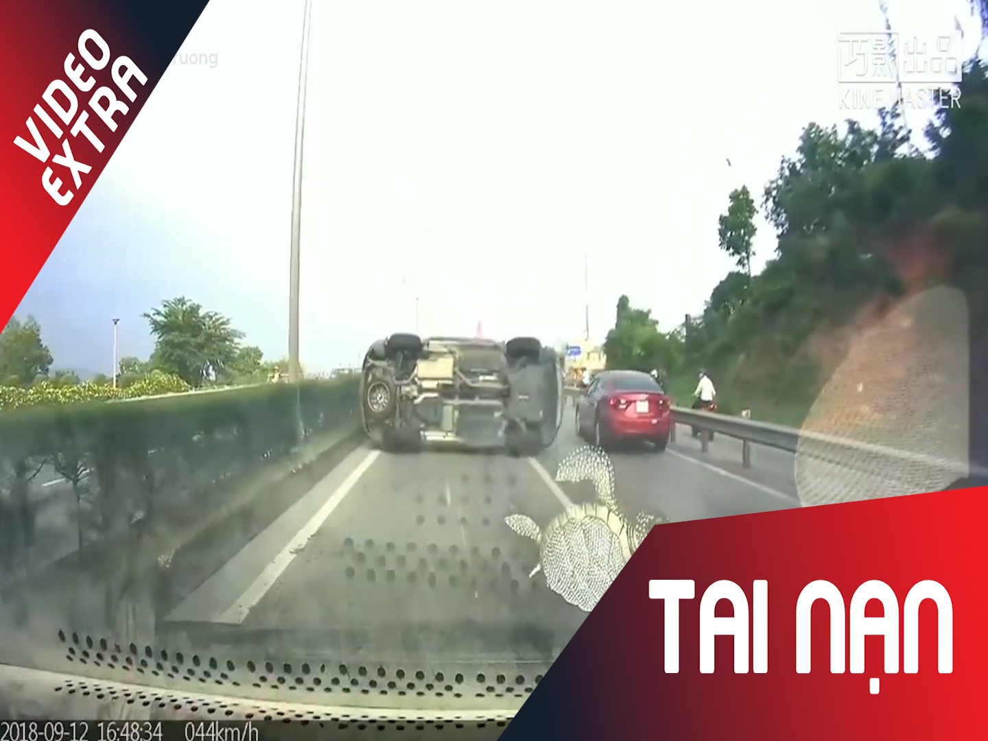 Va cham xe cung chieu, oto lat tung giua duong hinh anh