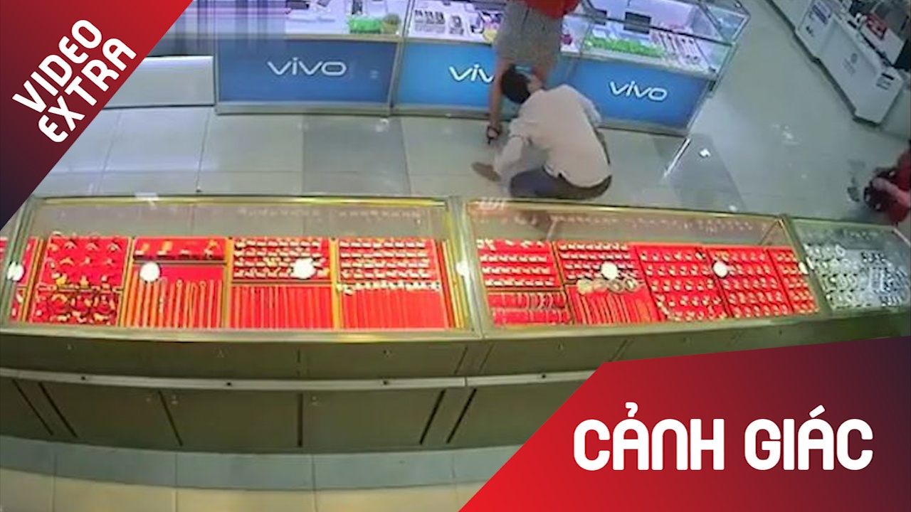 Canh giac manh chup len vay phu nu o noi cong cong hinh anh