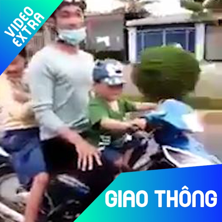 Bo de be trai cam lai cho 2 nguoi phong vun vut tren duong hinh anh