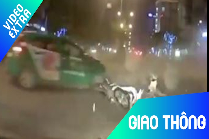 Xe ban tai chay toc do cao lan lan tong lien tiep vao taxi va xe may hinh anh