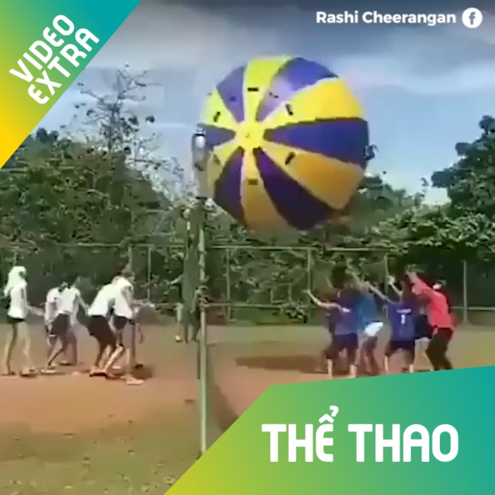 Choi chuyen banh voi trai bong khong lo hinh anh