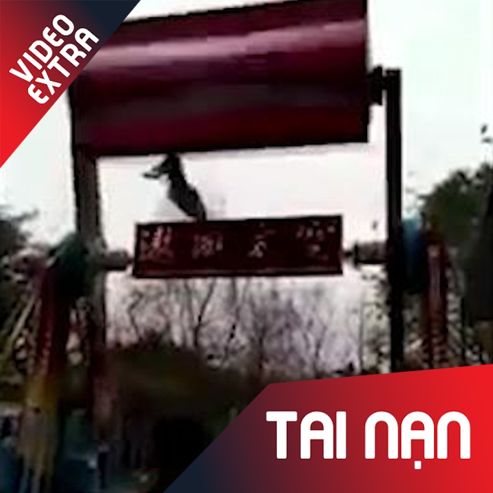 Be gai vang ra khoi tro choi du quay tai cong vien Trung Quoc hinh anh