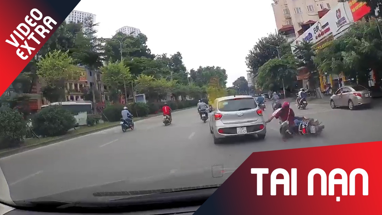 Oto chay nhu bi duoi, thuc duoi xe khien doi nam nu lan quay hinh anh