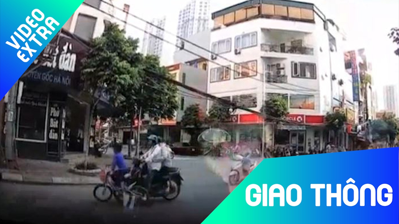 Cau be chay xe dap qua duong, chan dau xe may bi tong nga hinh anh