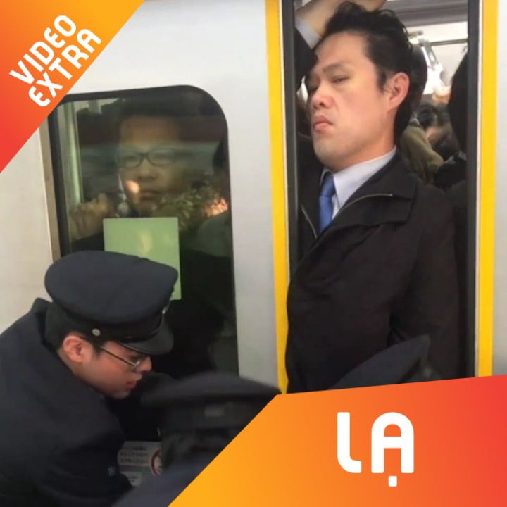 Canh tuong hai hung khi di tau dien o Tokyo, Nhat Ban hinh anh