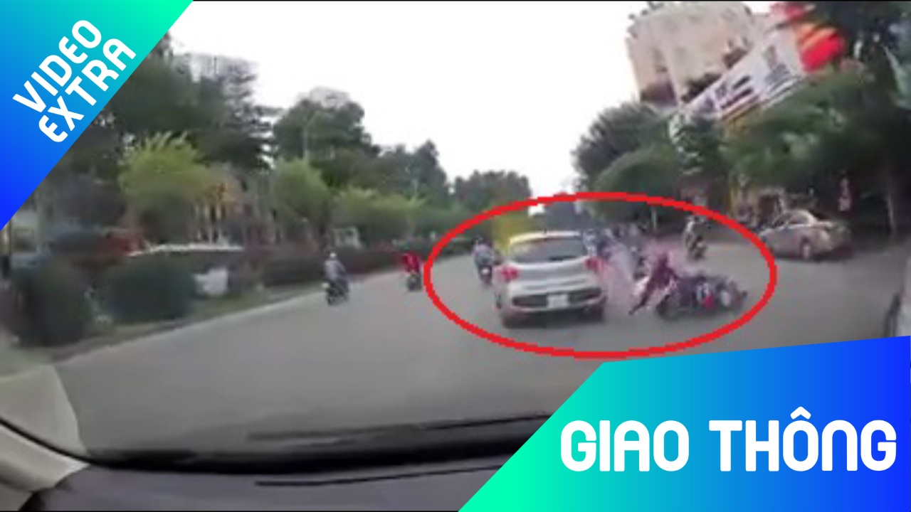 Oto tat dau, gay tai nan cho xe may roi bo chay gay buc xuc hinh anh