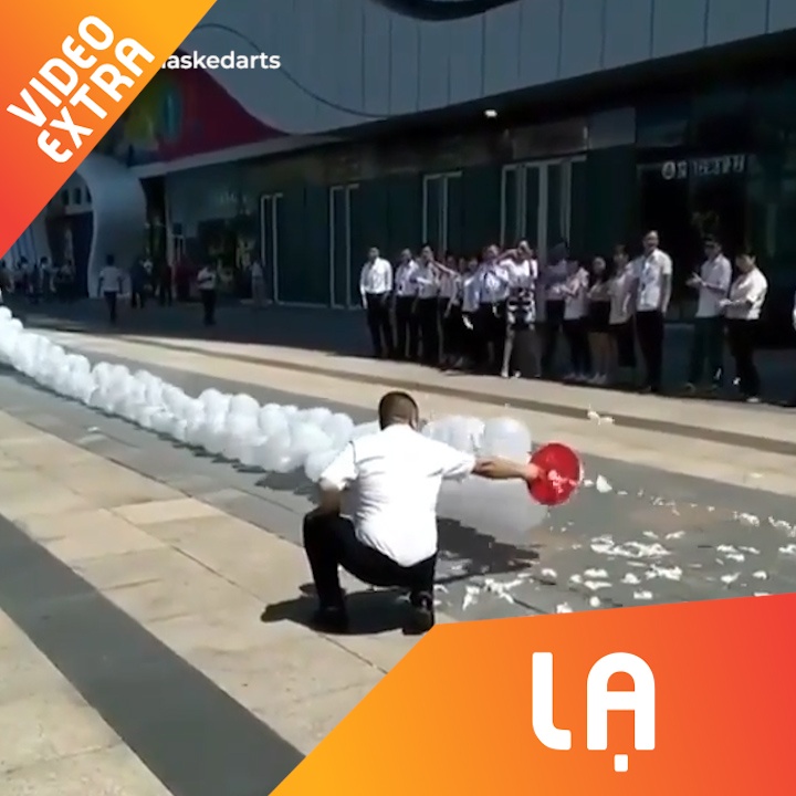 Anh chang dung bong bong thay cho phao trong ngay cuoi hinh anh