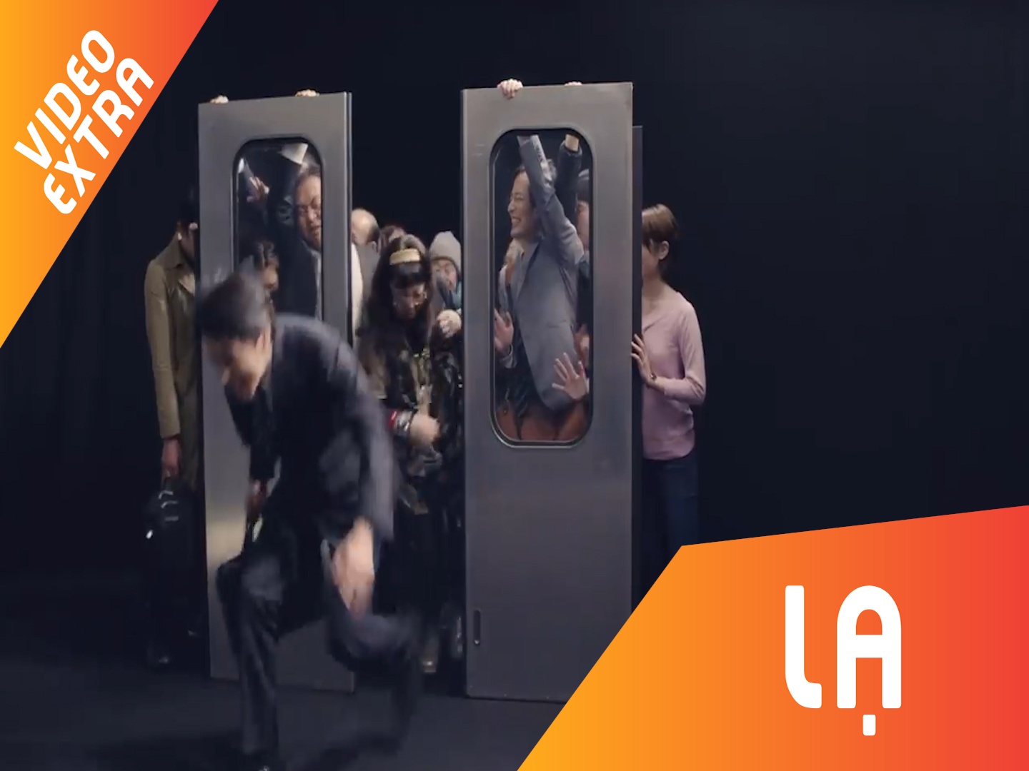 Nhung tinh huong do khoc do cuoi tren tau dien ngam Nhat Ban hinh anh