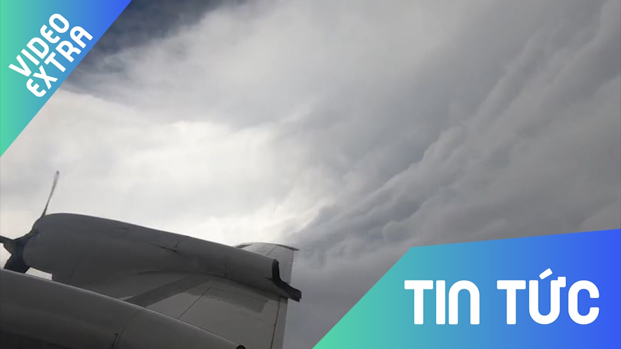 Khoanh khac may bay di vao tam sieu bao tai Florence hinh anh