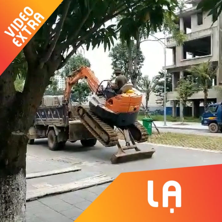 Xe may xuc tu xuong duong tu thung xe tai hinh anh