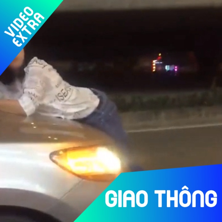 Nguoi phu nu du bam nap ca po oto tren pho Ha Noi hinh anh