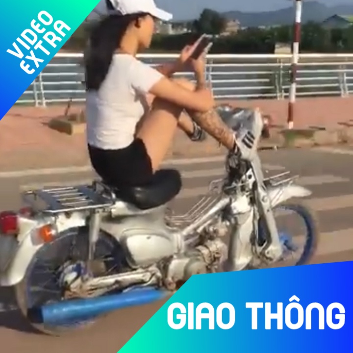 Co gai than nhien vua nhan tin, vua chay xe bang chan hinh anh