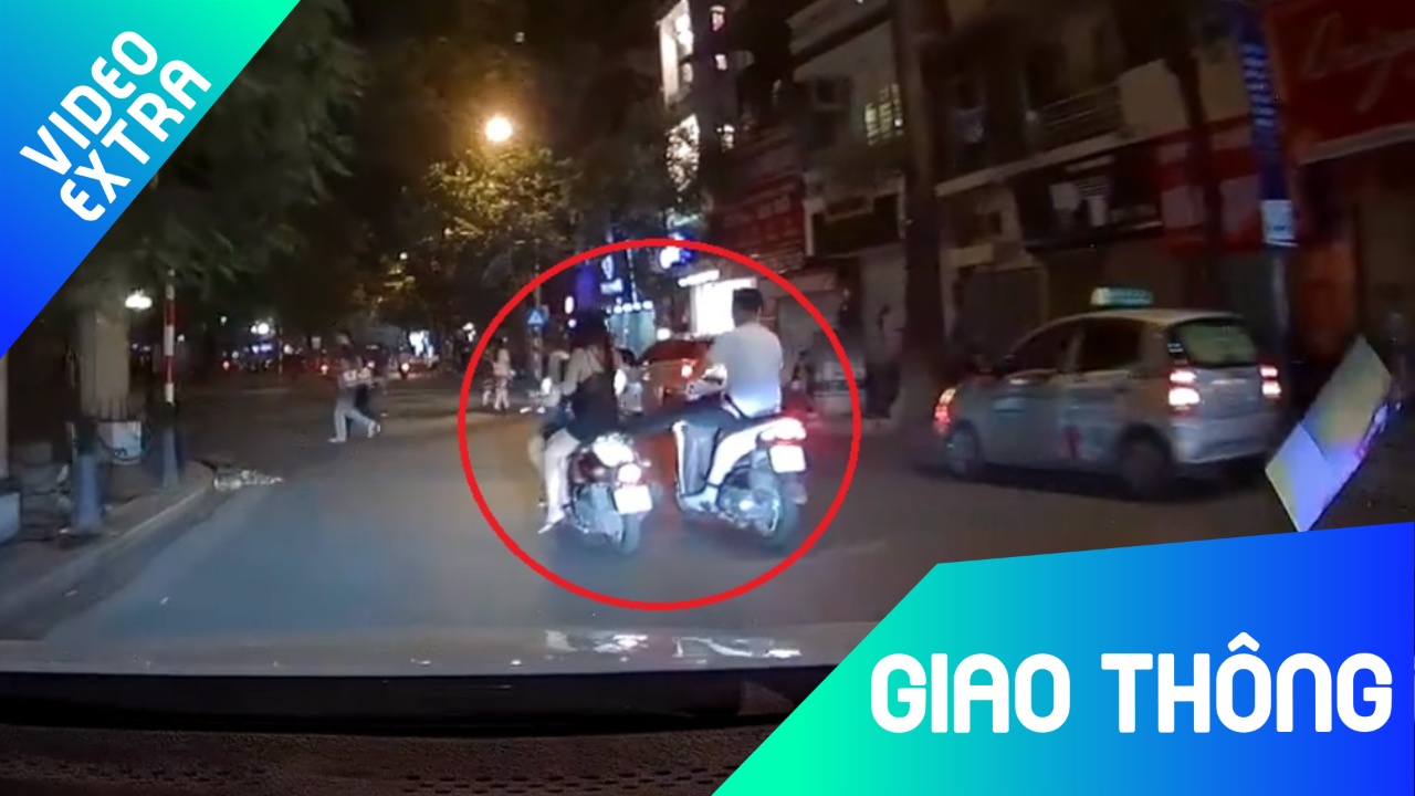 Thanh nien bat ngo da vao hai co gai dang chay xe hinh anh