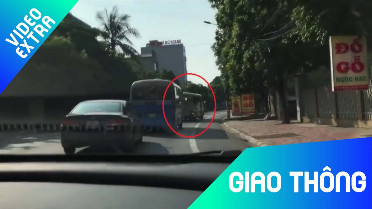 Oto chay nhu 'bo' tren duong, khong cho xe khac vuot qua hinh anh
