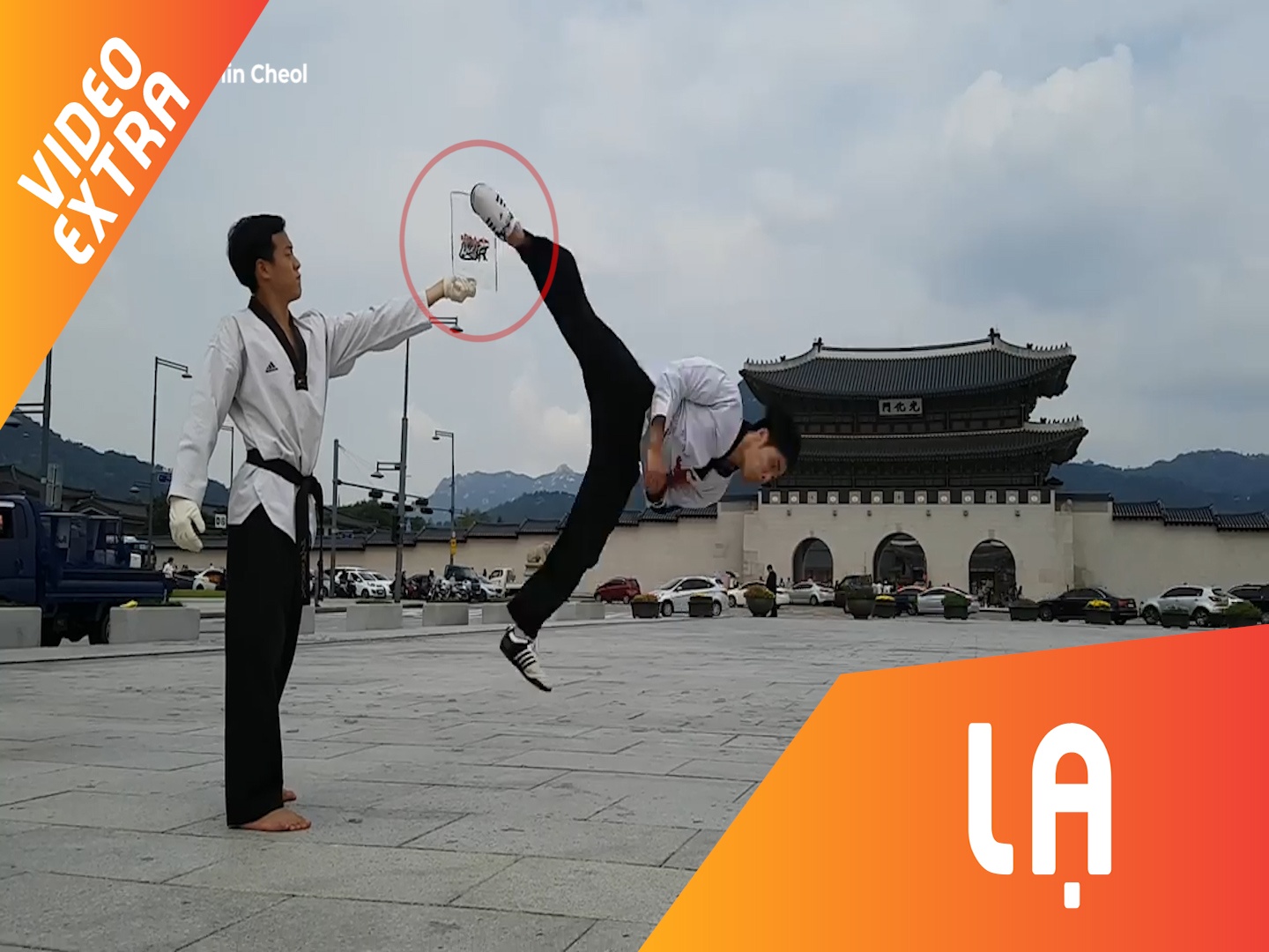 Anh chang xoay nguoi, da thuy tinh vo ra tung manh hinh anh