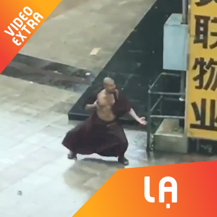 Dung 'van cong', choi game cau long voi gio trong con bao tai Macau hinh anh