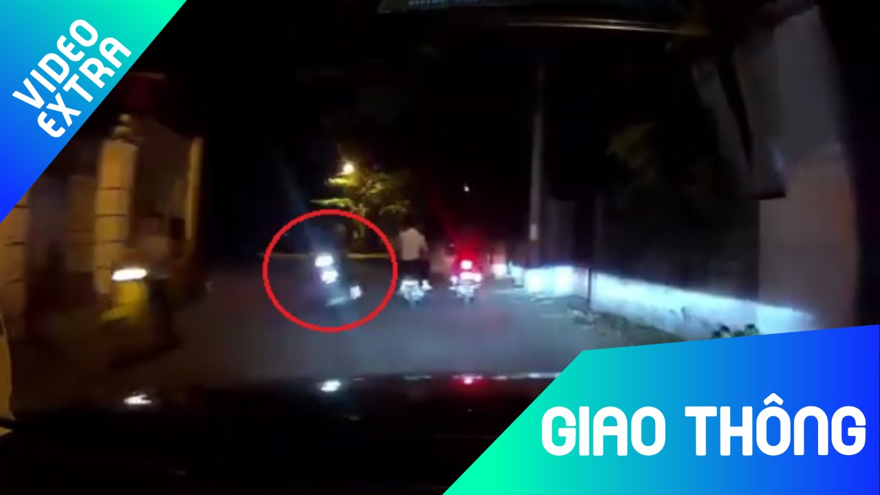 Thanh nien om cua voi toc do 'ban tho' suyt dam sam vao oto hinh anh