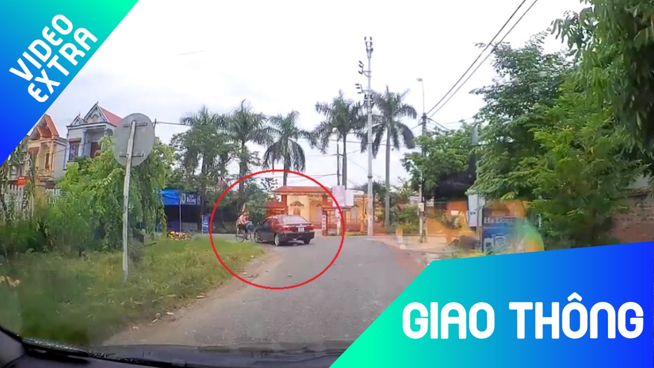 Oto om cua au dam thang xe dap, hat ba me con len noc hinh anh