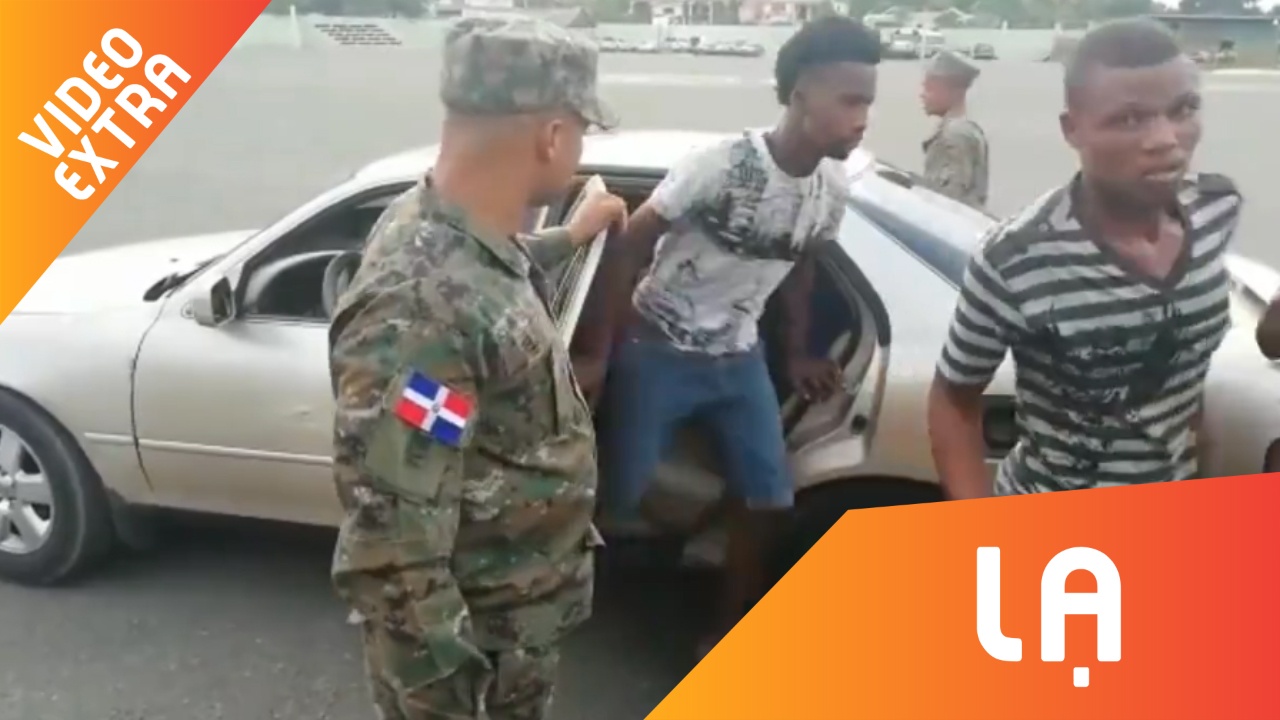 17 nguoi nhoi nhet tren xe oto khi bi kiem tra hinh anh