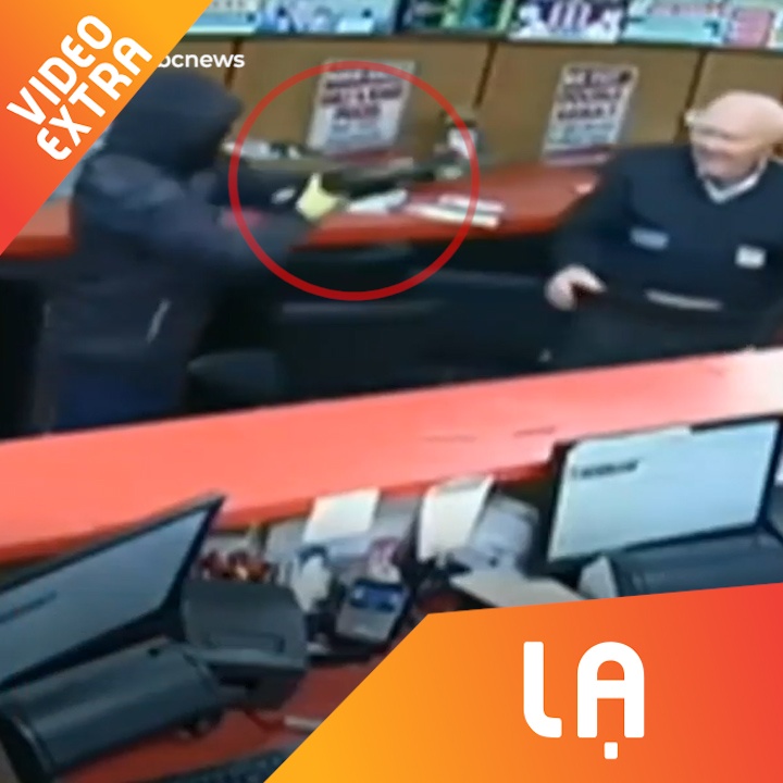 Cu gia 85 tuoi danh duoi 3 ten cuop co sung, bua hinh anh