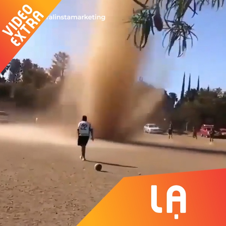 Chang trai lot thom truoc con loc khong lo dot ngot keo den hinh anh