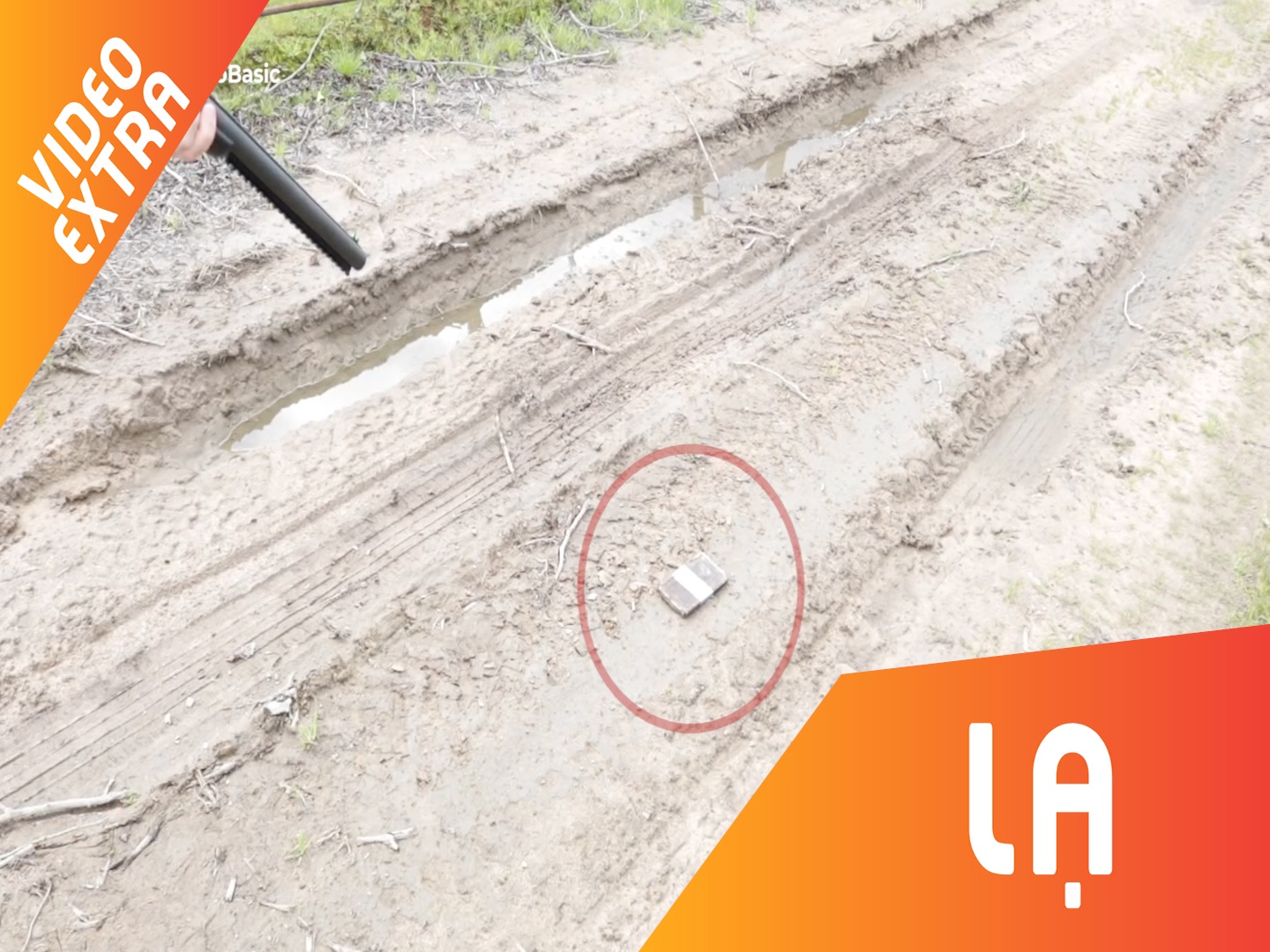 Chang trai tu tin lam ao chong dan cho iPhone va thu bang sung that hinh anh