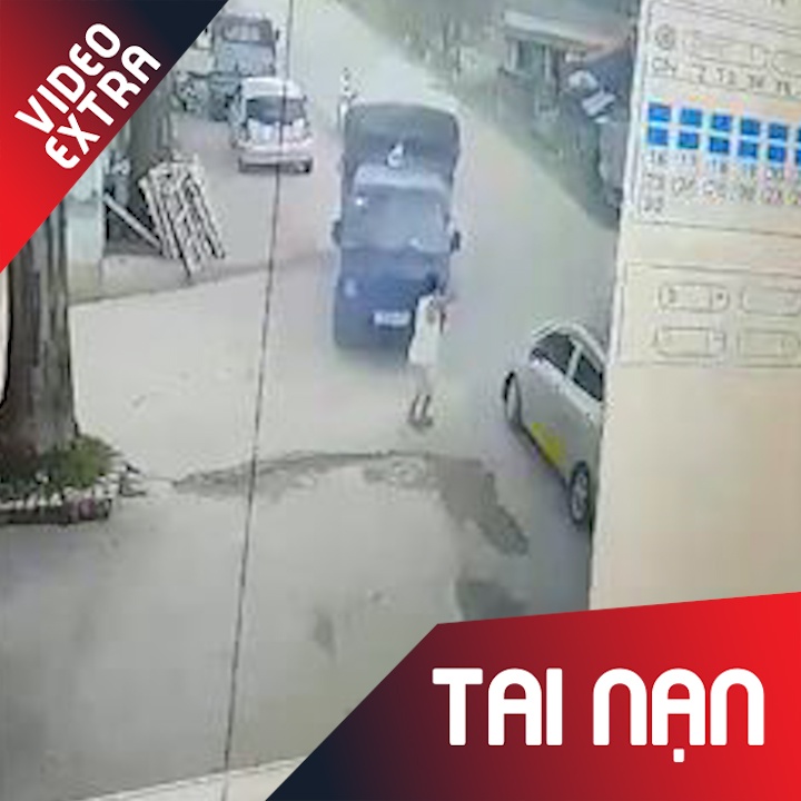 Xe tai mat lai, tong vao nguoi dan ong ben le hinh anh