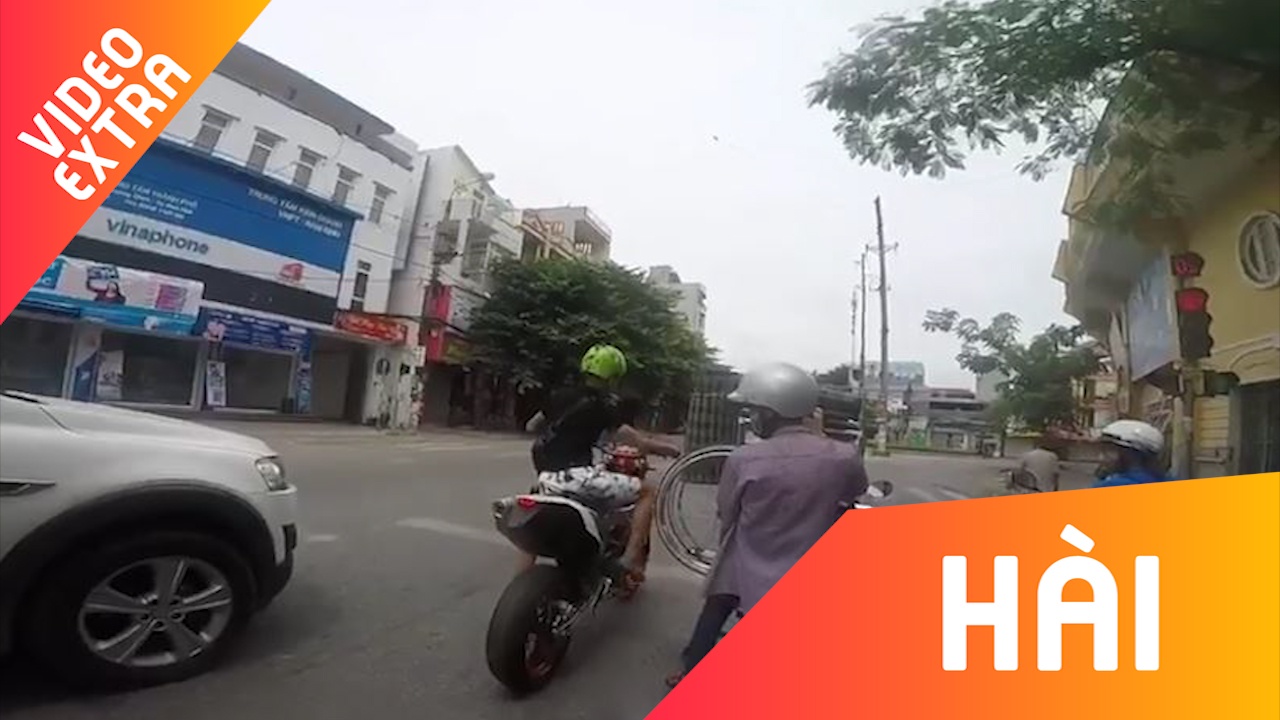 Chang trai 'chan ngan' kho so khi di xe moto qua cao hinh anh