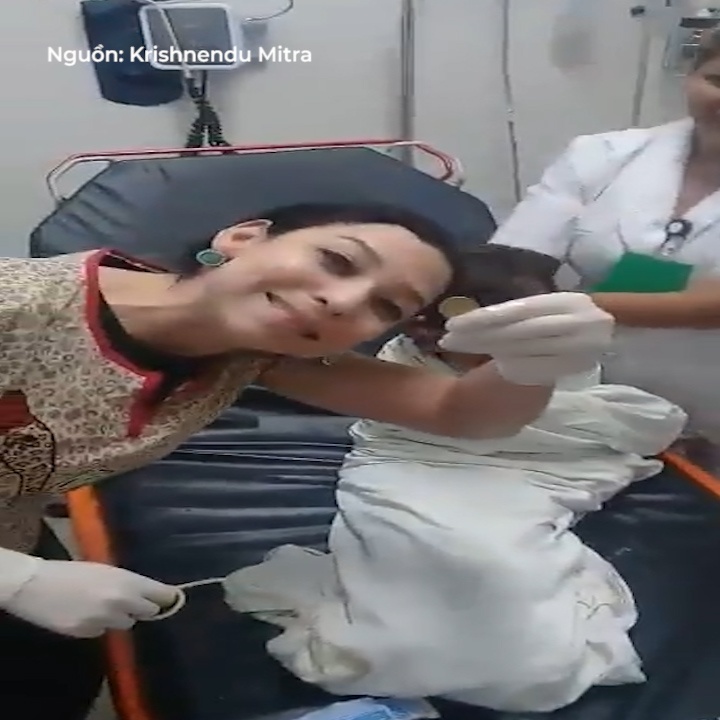 Nu y ta dung ky thuat la lay dong bi mac trong thuc quan benh nhi hinh anh