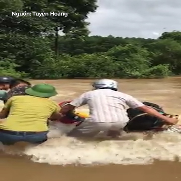 Nguoi dan ong lieu linh suyt mat xe khi dat qua con lu quet hinh anh