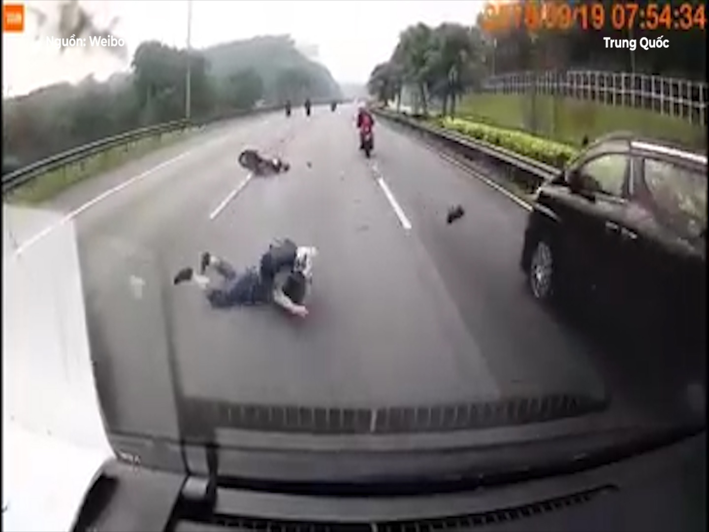 Truot gach, chang trai nga xe bi oto tong vao nguoi hinh anh