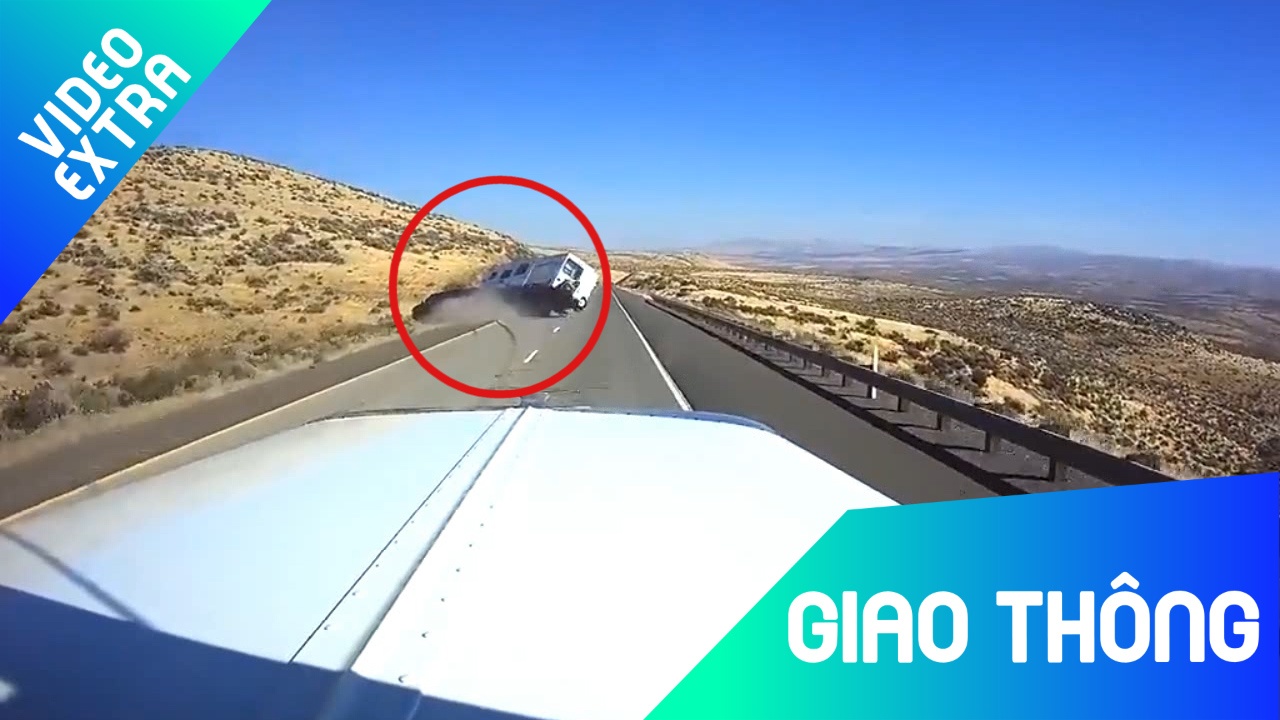 Chiec minivan lac lu o toc do 100km/h va vang ra khoi duong hinh anh