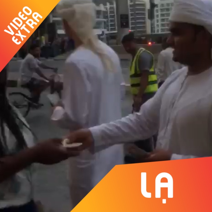 Dai gia Dubai hao phong, phat tien cho nguoi di duong hinh anh