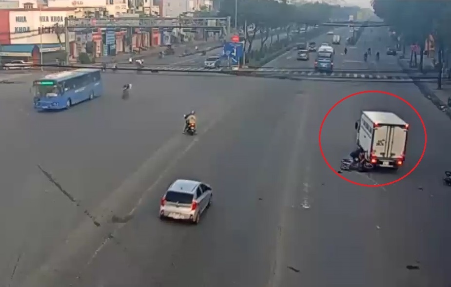 Dung den do khong dung vach, 2 xe may bi xe tai huc vang hinh anh