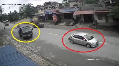 Dot ngot dung giua duong, oto con bi xe tai dam thang tu phia sau hinh anh