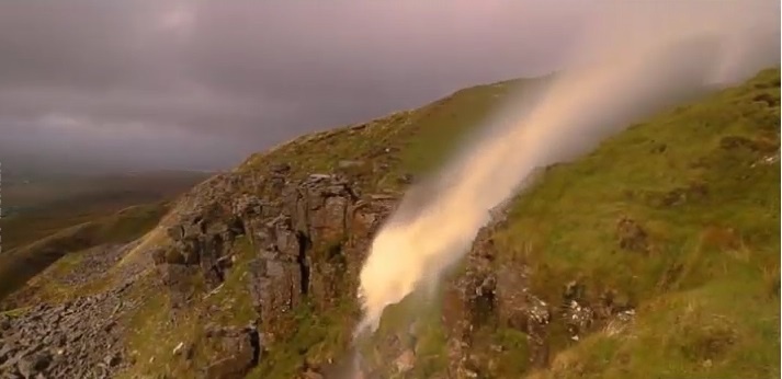 Bao to, thac nuoc bi gio cuon phai chay nguoc len troi hinh anh