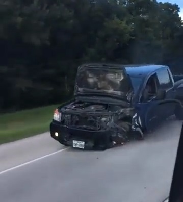 Oto nat dau mat banh van bon bon chay toe lua tren duong hinh anh