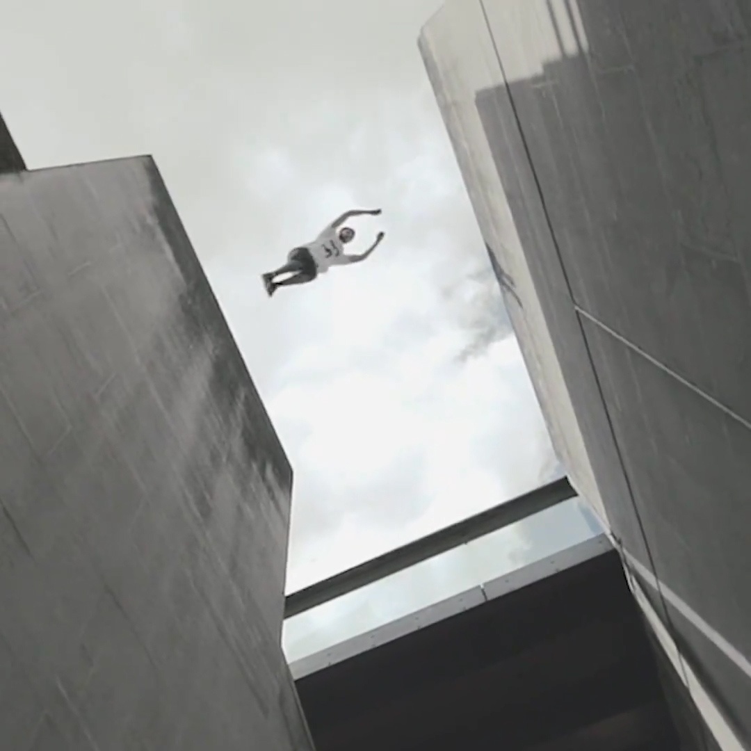 Pha nhao lon tren toa nha cao tang khien nguoi xem ron nguoi hinh anh