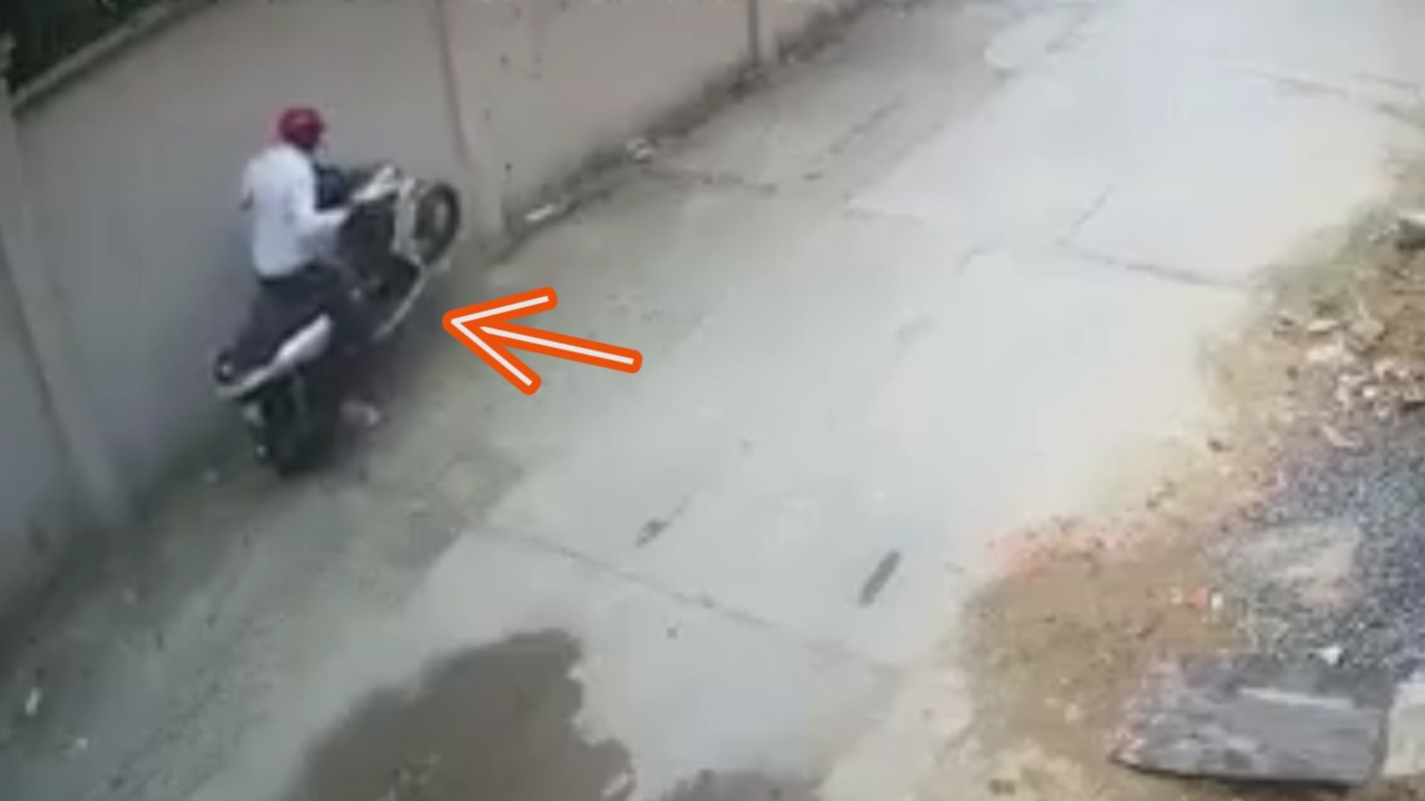 Ten trom boc dau xe sau de be khoa chiec tay ga hinh anh