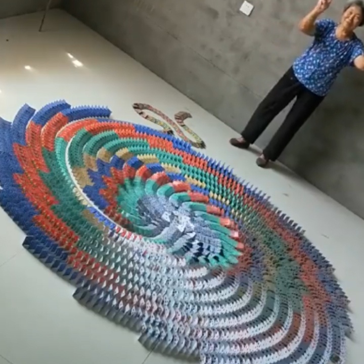 Cu ba toc bac tao hieu ung domino 'ao dieu' hinh anh