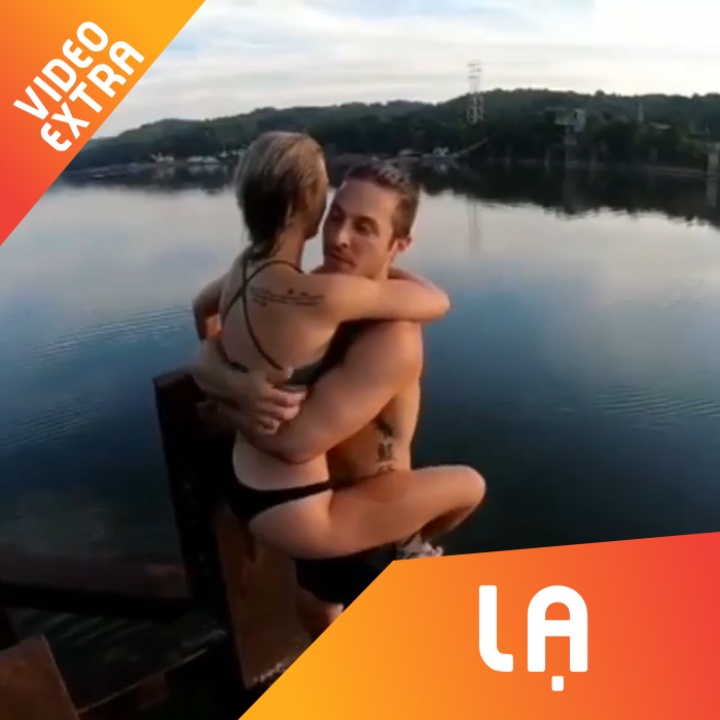 Tro lon nhao xuong ho trong tu the om nhau 'quan quyt' hinh anh