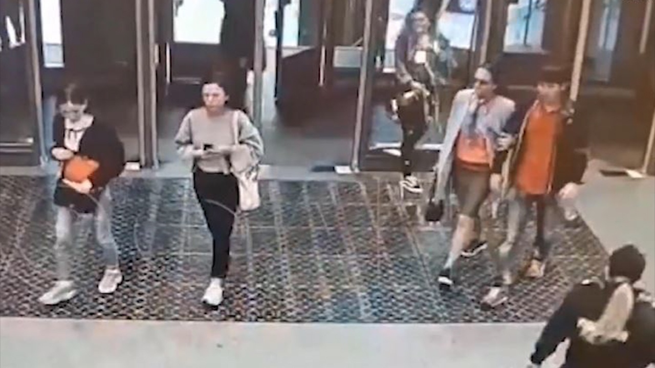 Mai xem dien thoai di dong, co gai dam vo cua kinh ga tau dien hinh anh