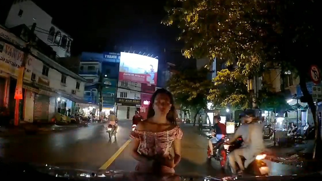 Co gai bat ngo lao den dau oto, dung 'that than' giua duong hinh anh