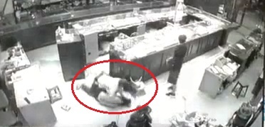 Nu tiem vang vat lon, dau voi 3 ten cuop hinh anh