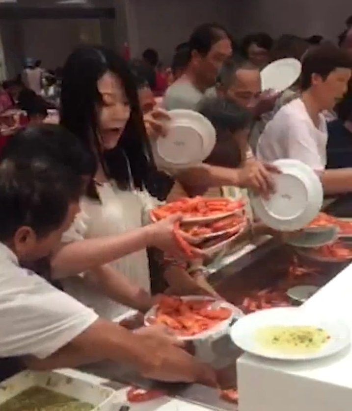 Kinh hoang canh an buffet cua du khach Trung Quoc hinh anh