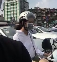 Co gai tranh thu chop mat trong luc doi den do hinh anh