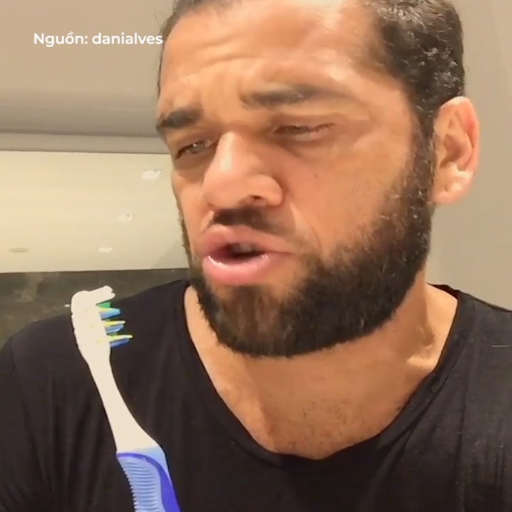 Alves cam ban chai vua hat, vua nhun nhay khien fan thich thu hinh anh