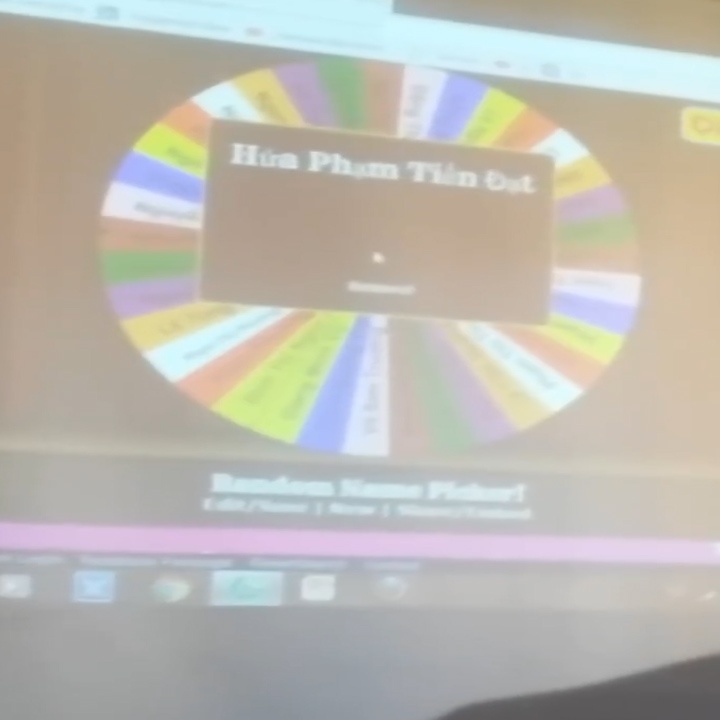 Co giao quay 'chiec non ki dieu' de goi hoc sinh tra bai hinh anh